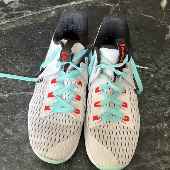 Mens nike witness basketball shoes.Slightly worn, minor parting on shoe toe. - Picture 2 of 5